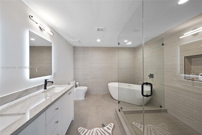 Building Photo - 700 NE 25th St