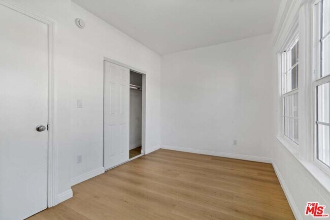 Building Photo - 1125 S Lake St