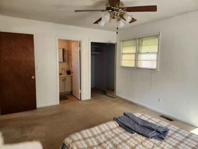 Building Photo - 206 S 580