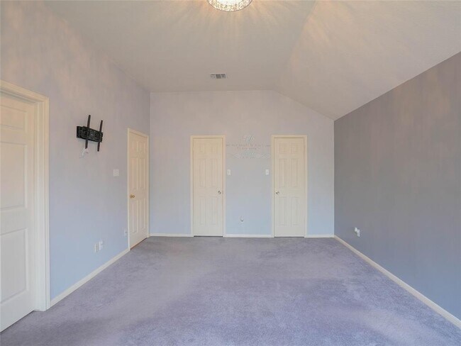Building Photo - 16322 Red Oak Dr