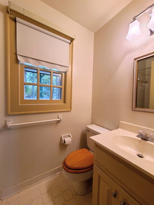 Building Photo - 3 BR, 2.5 BA in Crown Grant