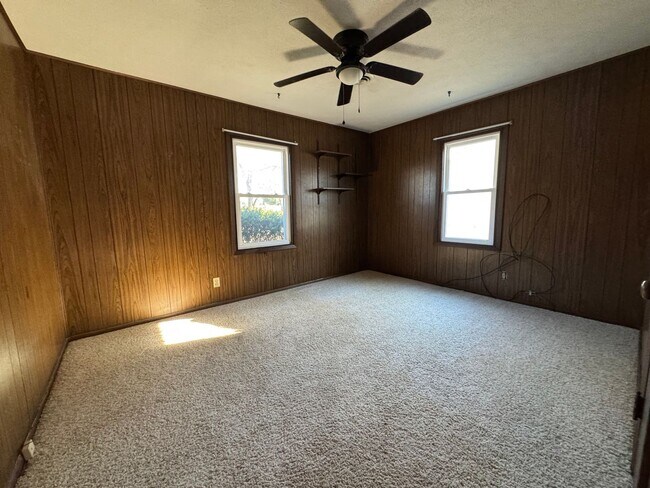 Building Photo - 3 bedroom on a corner lot, READY NOW!