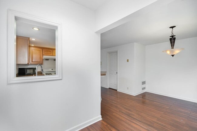 Building Photo - 2Bd/2Ba Seattle Townhouse