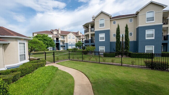 Building Photo - 901 Lakeside Cir