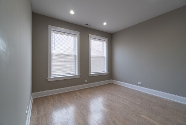 Building Photo - 5404 N Paulina St