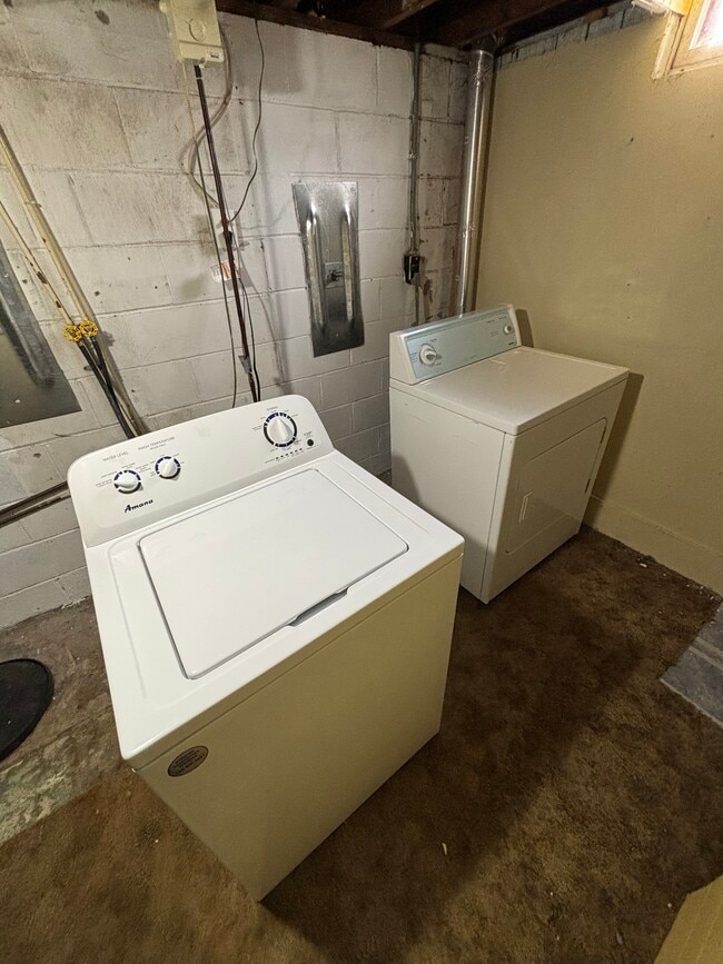 Building Photo - 1516 E Pauline St