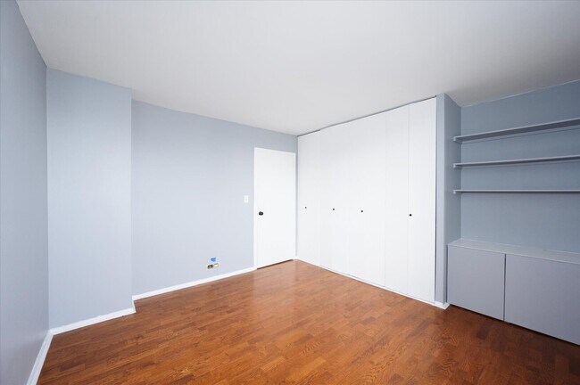 Building Photo - 1460 N Sandburg Terrace