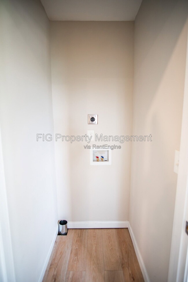 Building Photo - 607 Hillview Rd