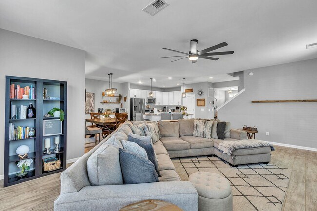 Building Photo - Stunning 4 Bed/2.5 Bath home in Creekside