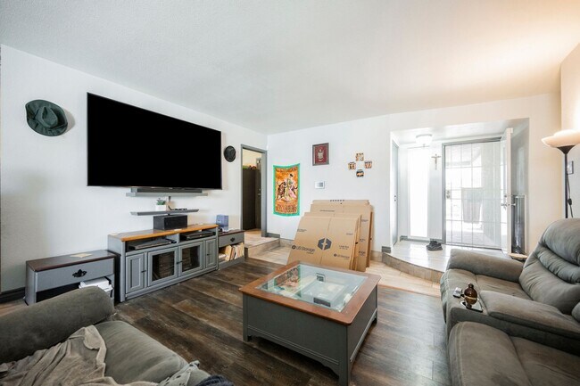 Building Photo - No HOA- Single story pool home