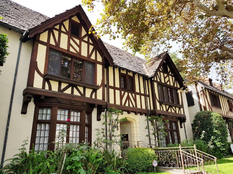 Building Photo - 333 N Sycamore Ave