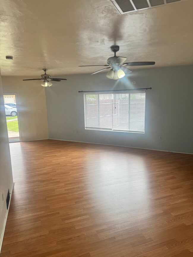 Building Photo - Single Family Home