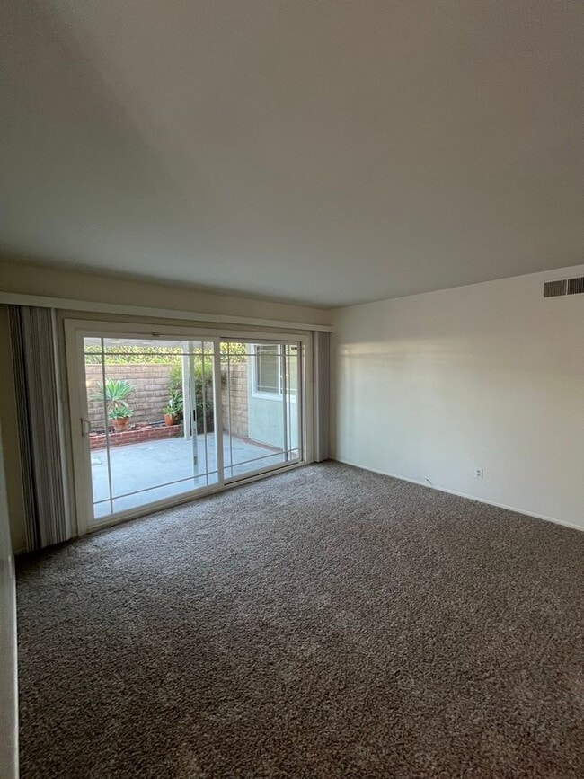 Building Photo - Beautiful 4 Bd Townhouse