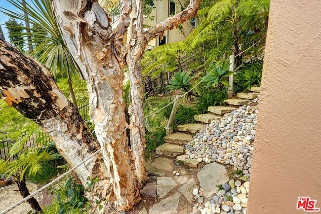 Building Photo - 3916 Rambla Orienta