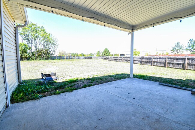 Building Photo - 3 Bedroom 2 Bath Home-Pets Allowed