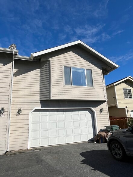 Building Photo - 8847 Lakehurst Dr