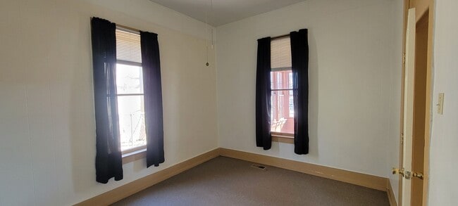 Building Photo - 2 bedroom 1 bath home