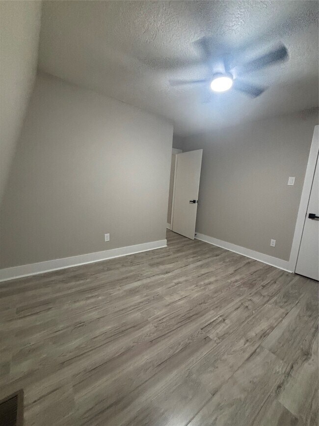 Building Photo - 216 S Pruett St