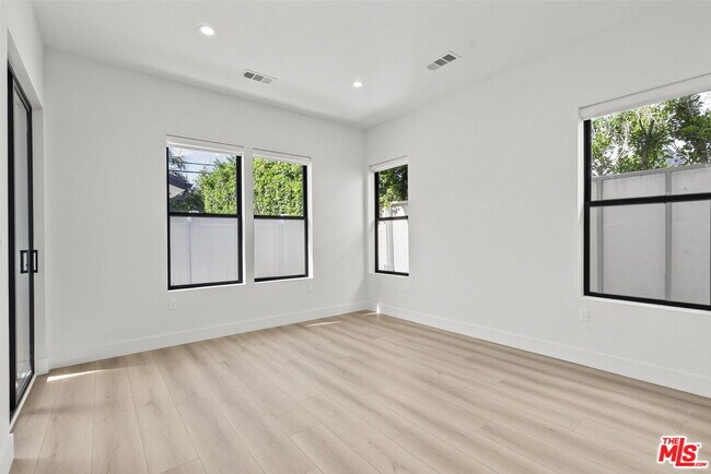 Building Photo - 521-519 N Martel Ave