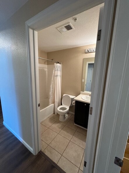 Building Photo - 1520 S Florence Way