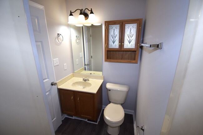 Building Photo - 3 Bedroom 2 Bath Pet Friendly Home For Rent!