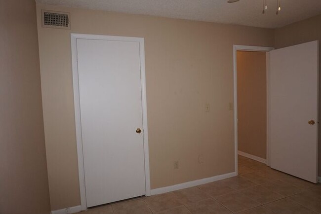 Building Photo - Two Bedroom Townhouse Near NAS Jax