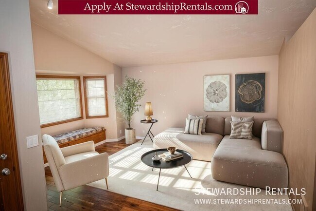 Building Photo - 5051 Forsythia St