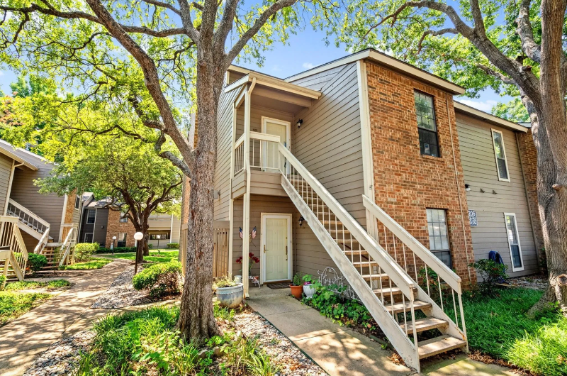 Second-floor condo - 1206 Riverchase Ln