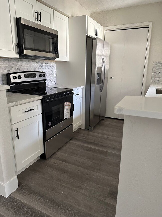 Building Photo - 833 Riverside Dr