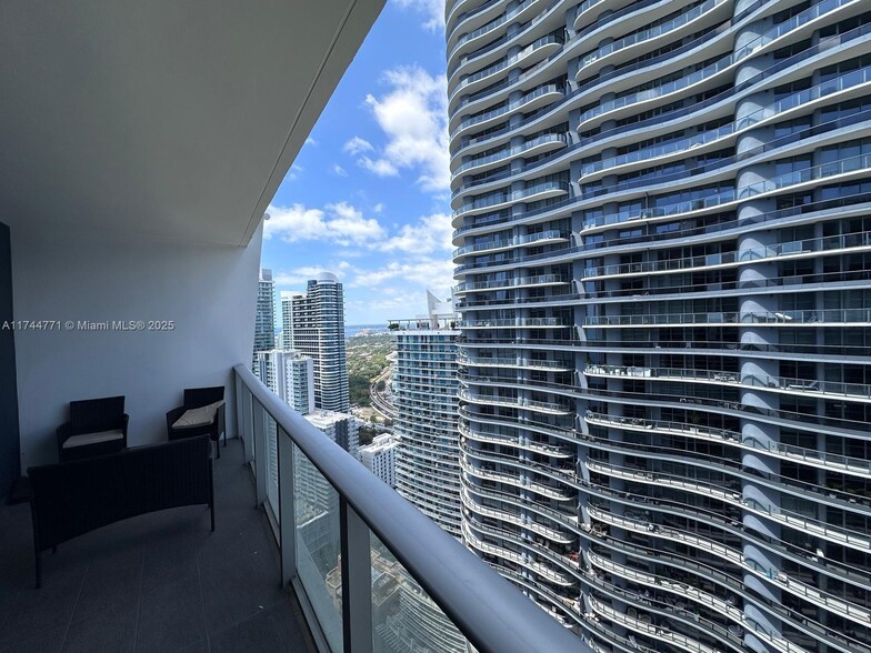 Building Photo - 1010 Brickell Ave