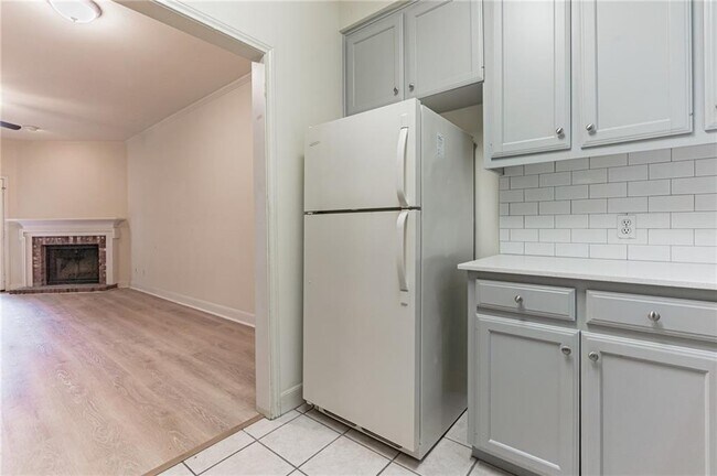 Building Photo - 2100 San Gabriel St