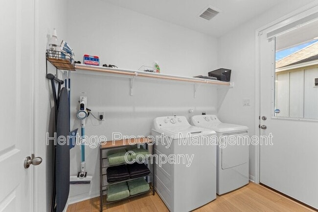 Building Photo - 2119 Hofstaat