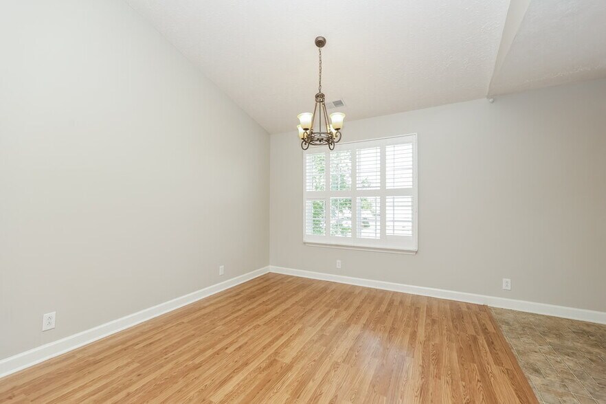 Building Photo - 537 County Farm Rd