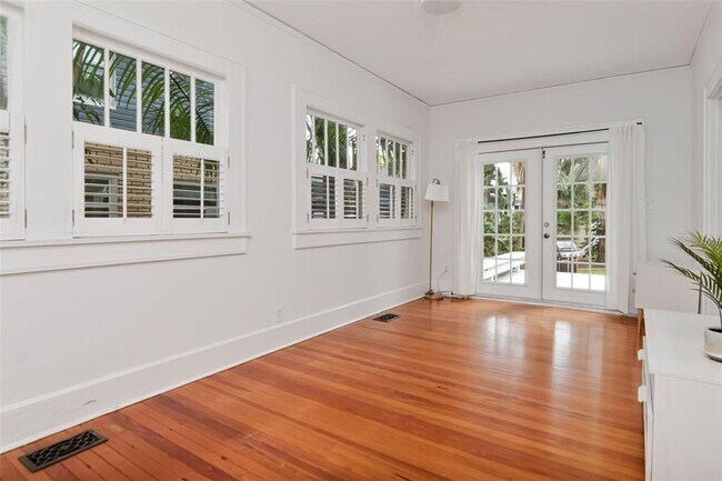 Building Photo - 126 8th Ave NE