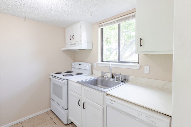 Building Photo - 15919 Golf Club Dr