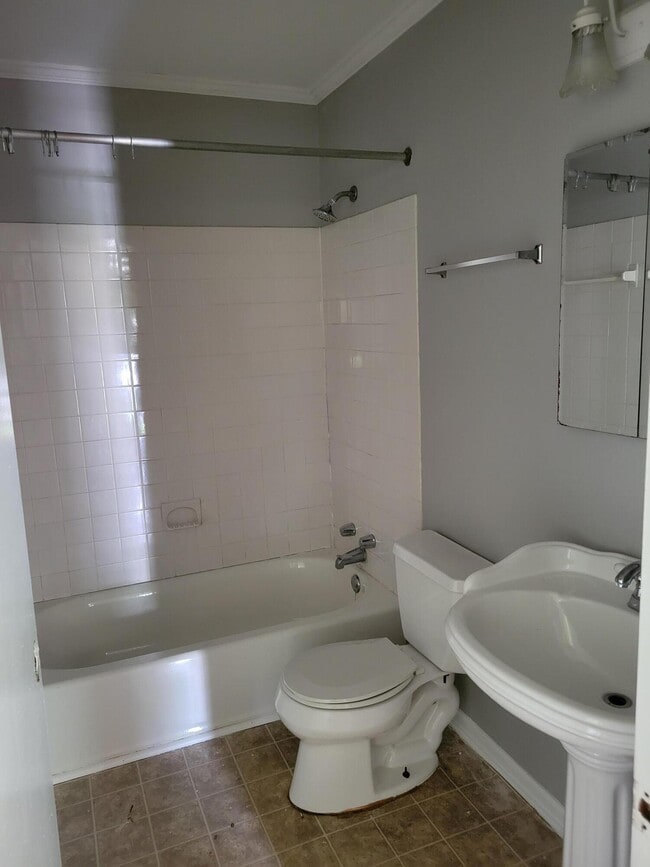 Building Photo - 1728 Shenandoah Dr