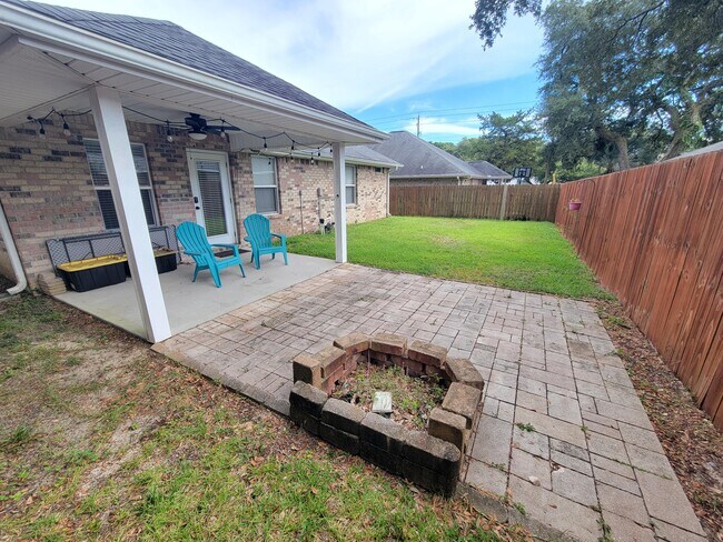 Building Photo - 712 Hazel Dr