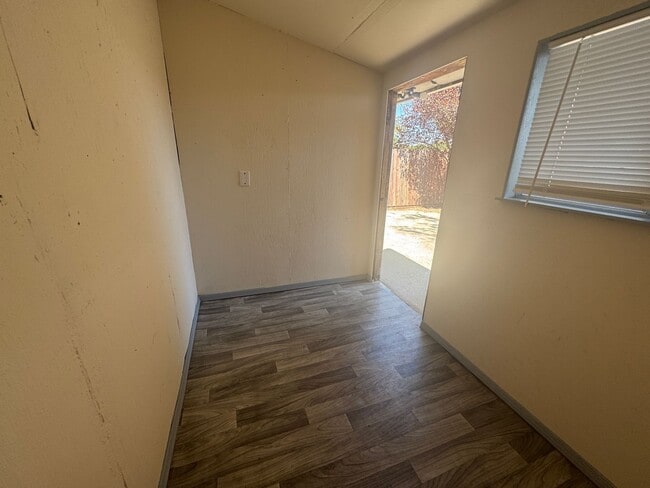 Building Photo - 2 Bedroom, 1 Bath Duplex