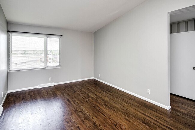 Building Photo - Top-Floor 2-Bedroom Apartment with Vaulted Ceilings!