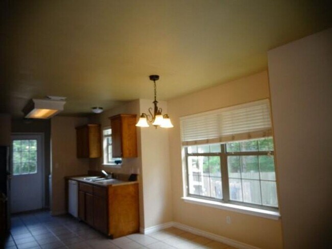 Building Photo - 107 Yegua Cir