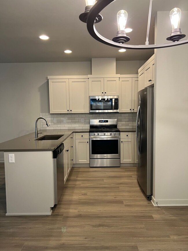 Building Photo - Townhome in Redmond's Dry Canyon Community