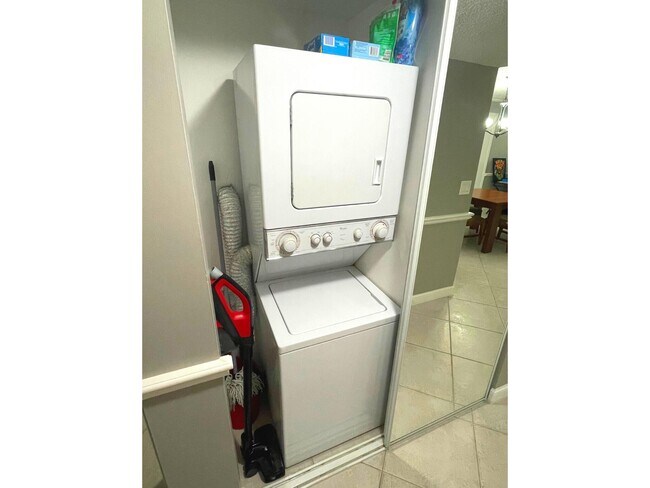 Building Photo - 2805 SW 22nd Ave