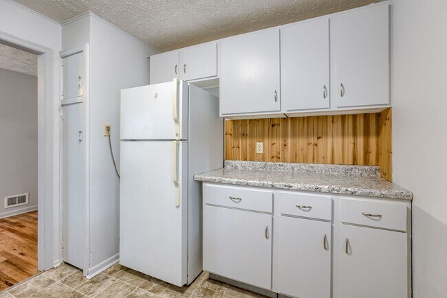 Building Photo - 2 Bedroom Benson Charmer!!