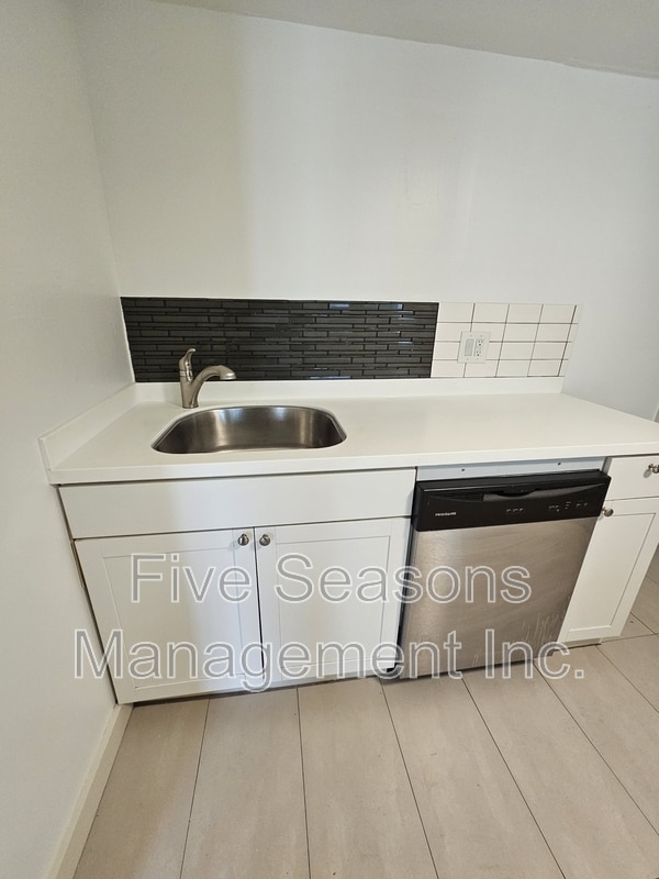 Building Photo - 32 Intervale Ave