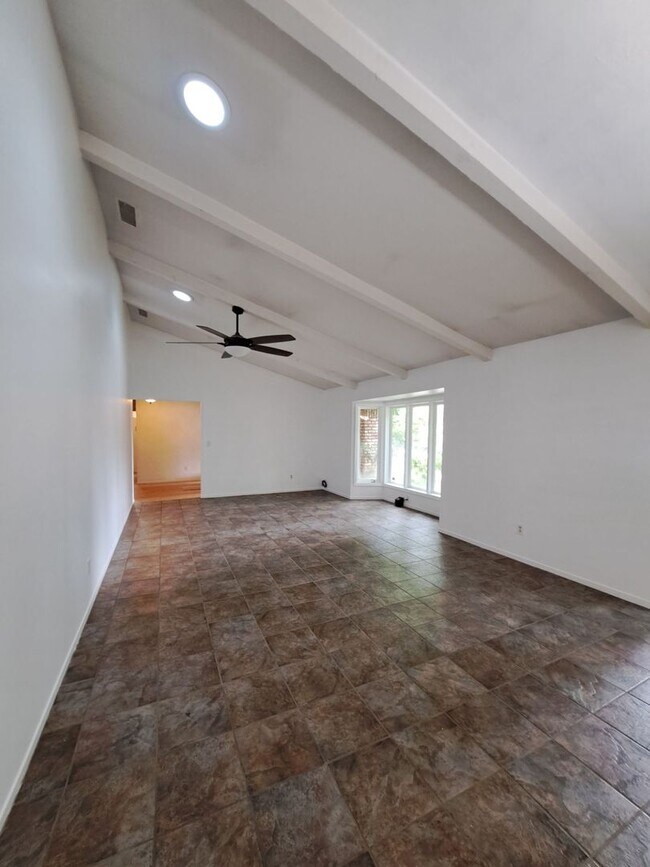 Building Photo - MOVE IN SPECIAL: Half OFF the 1st Month's ...
