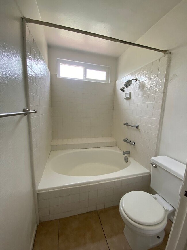 Building Photo - Pool Home in Ontario with Three Bedrooms