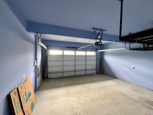 Building Photo - Beautiful and Spacious 4 Bedroom Home in M...