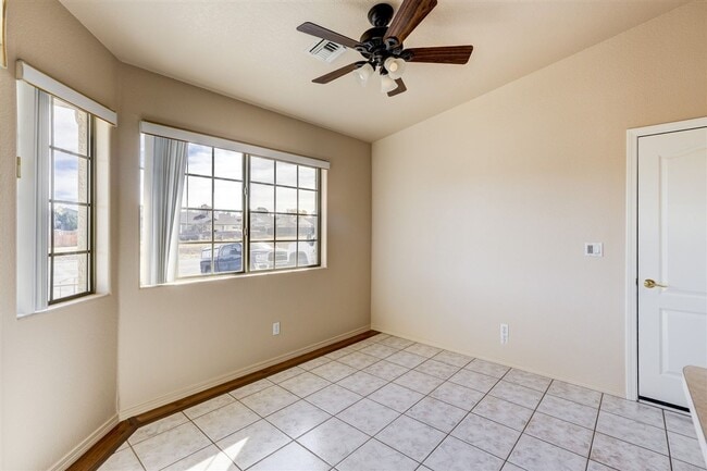 Building Photo - 4150 N Viewpoint Dr