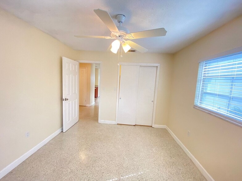 Building Photo - Enjoy Downtown living in this 2/1 Duplex!!