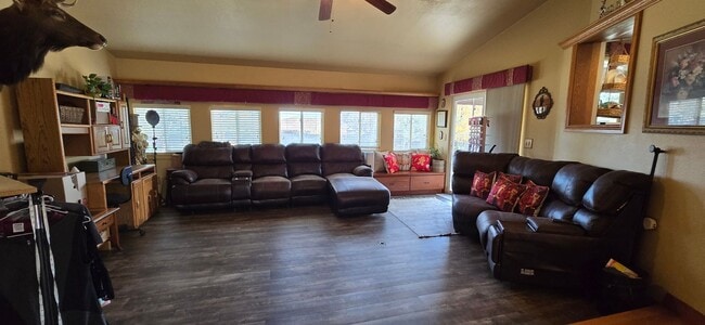 Building Photo - Charming Country Living Home with Modern Amenities!